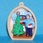 Vater schmückt den Weihnachtsbaum / Guscio con albero e bambino